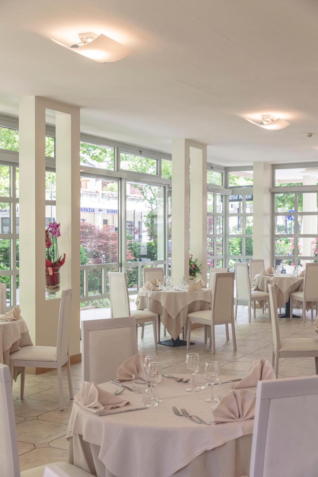 Hotel Athena Червия Экстерьер фото