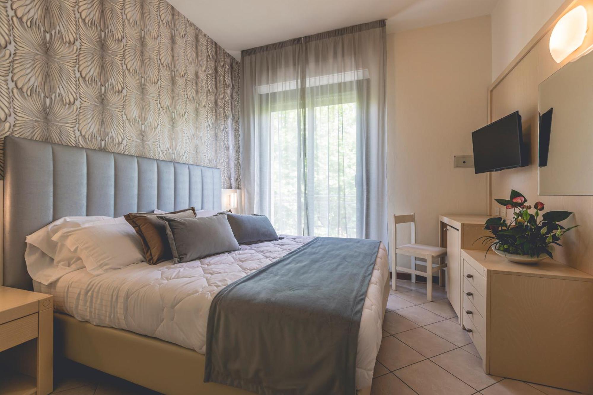 Hotel Athena Червия Экстерьер фото