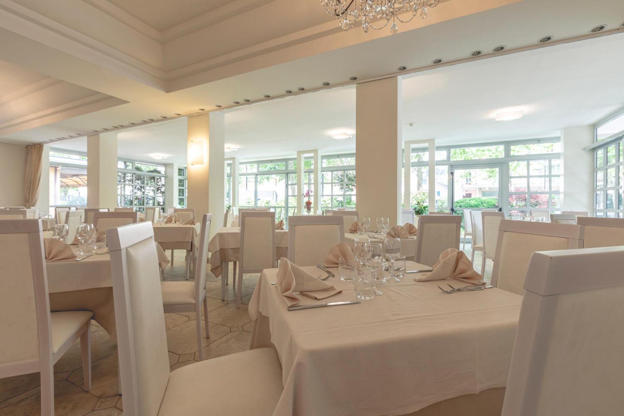 Hotel Athena Червия Экстерьер фото
