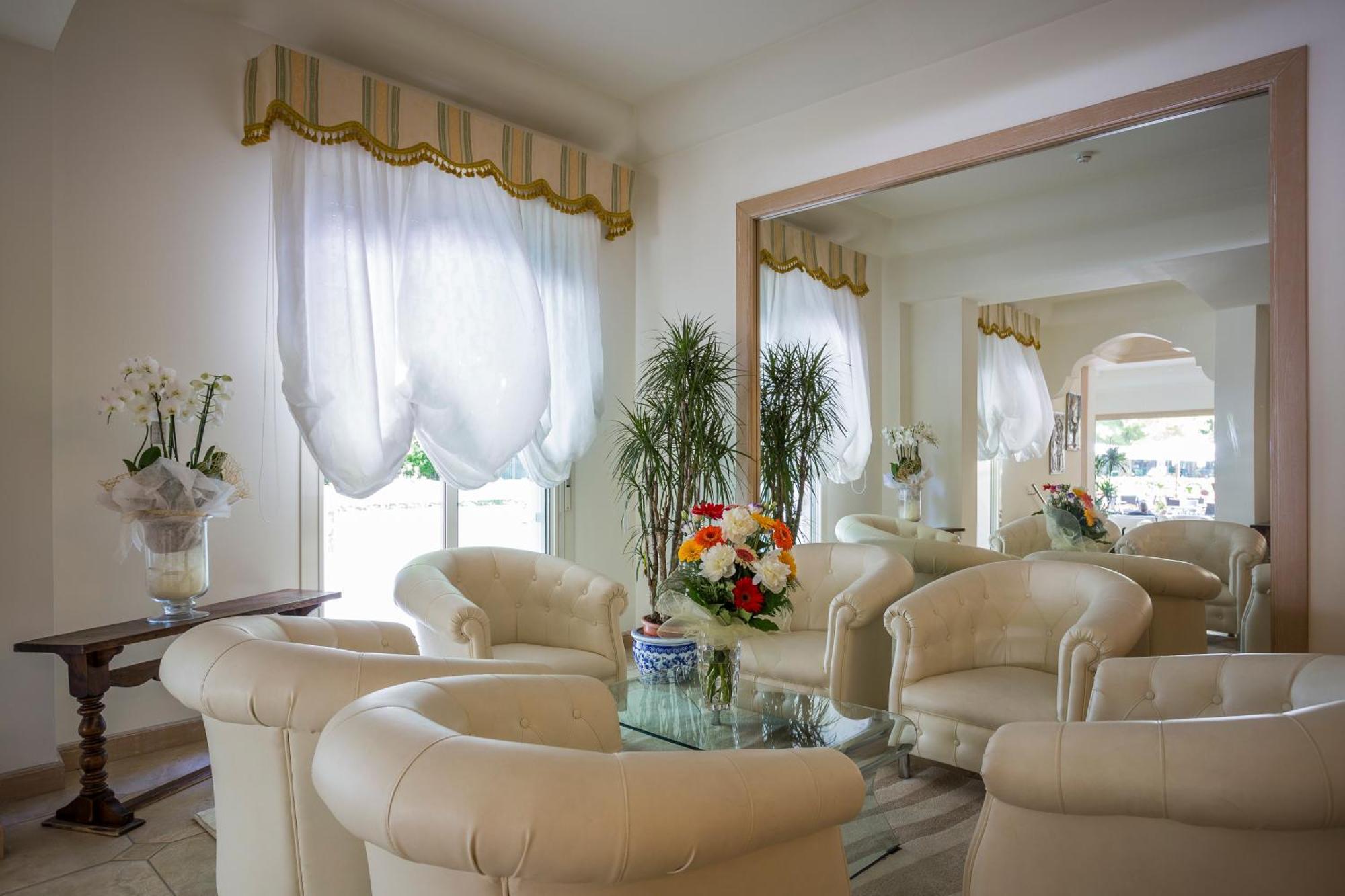 Hotel Athena Червия Экстерьер фото