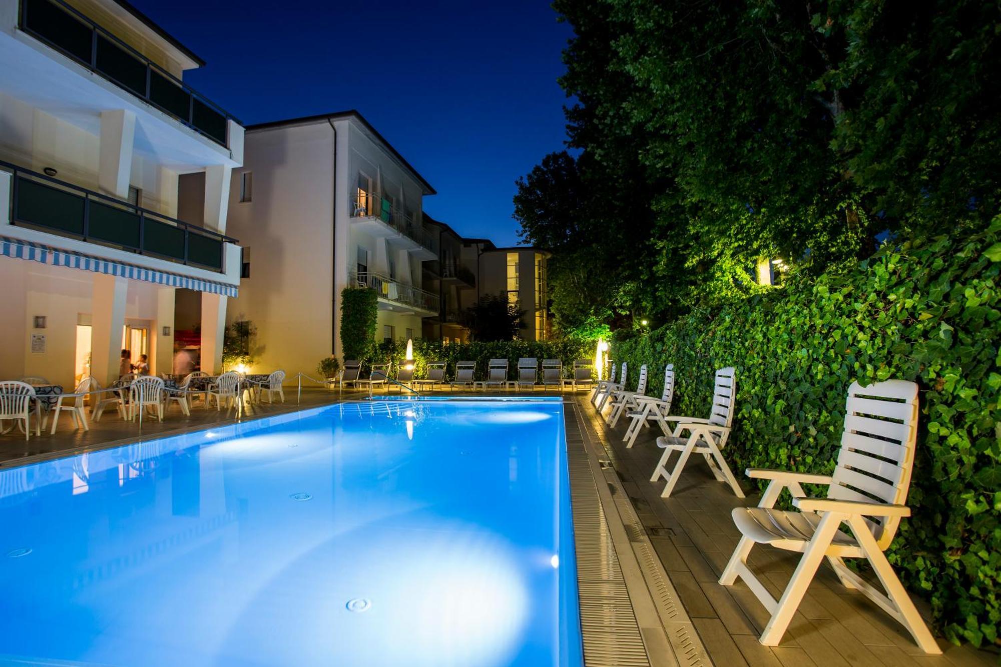 Hotel Athena Червия Экстерьер фото