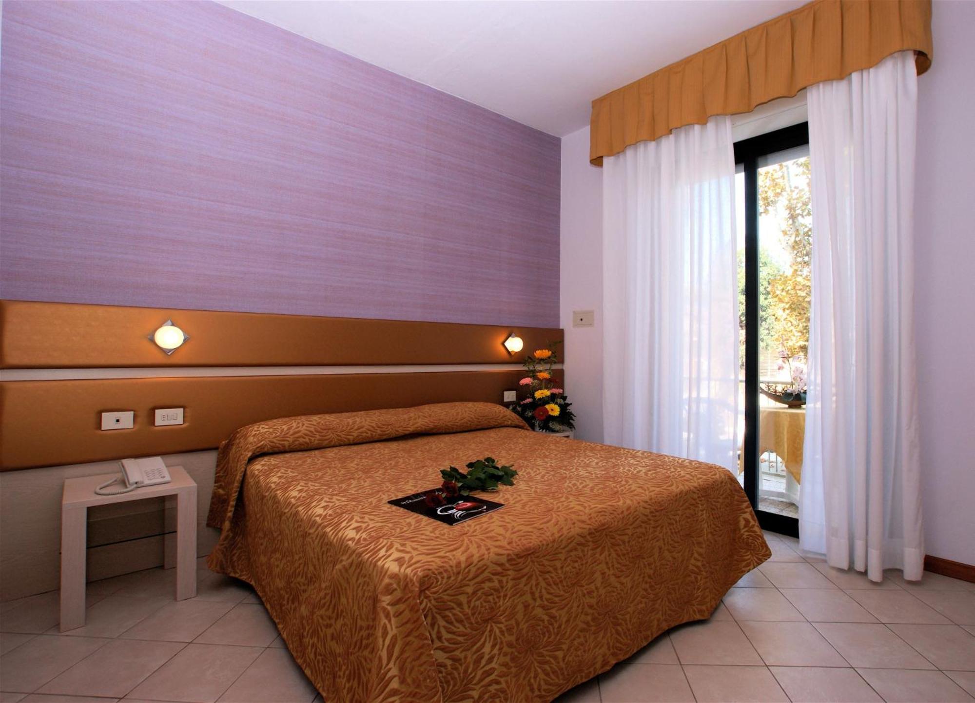 Hotel Athena Червия Экстерьер фото