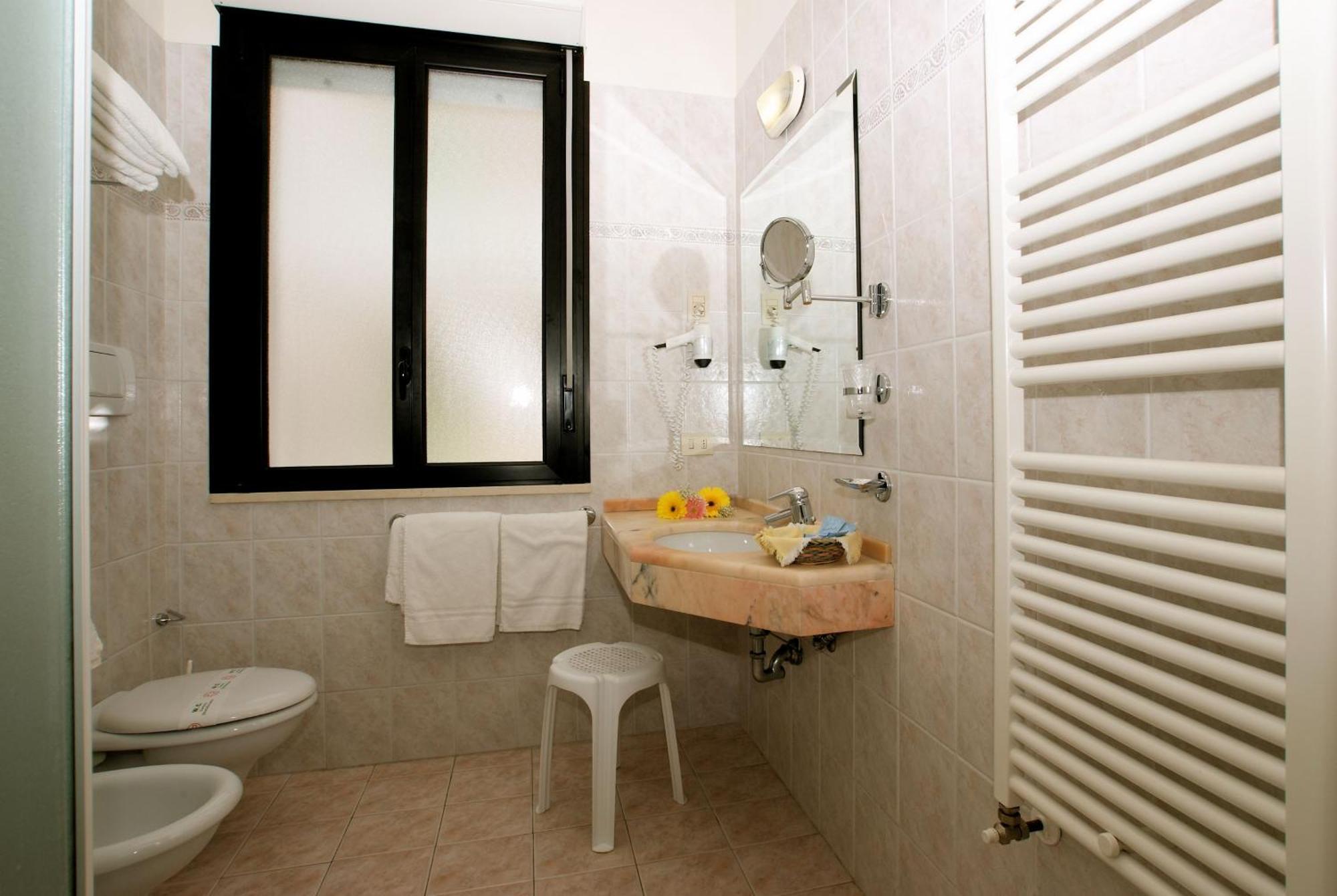 Hotel Athena Червия Экстерьер фото