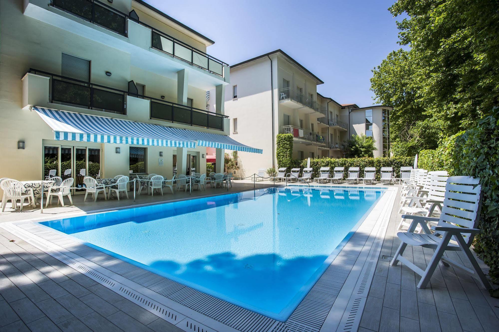 Hotel Athena Червия Экстерьер фото